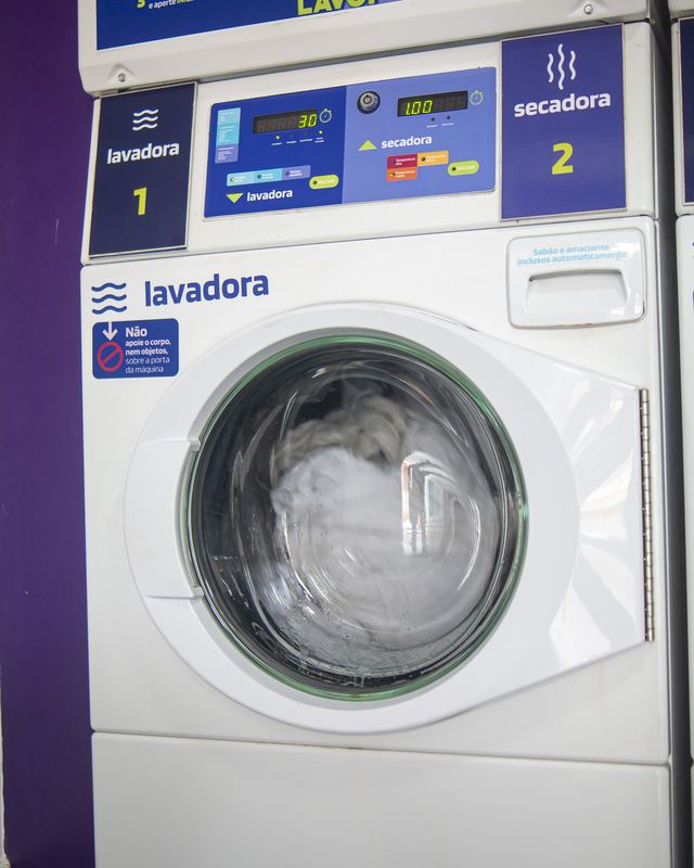 Lavadora industrial de 10 kg da Lavô, carregada e em funcionamento