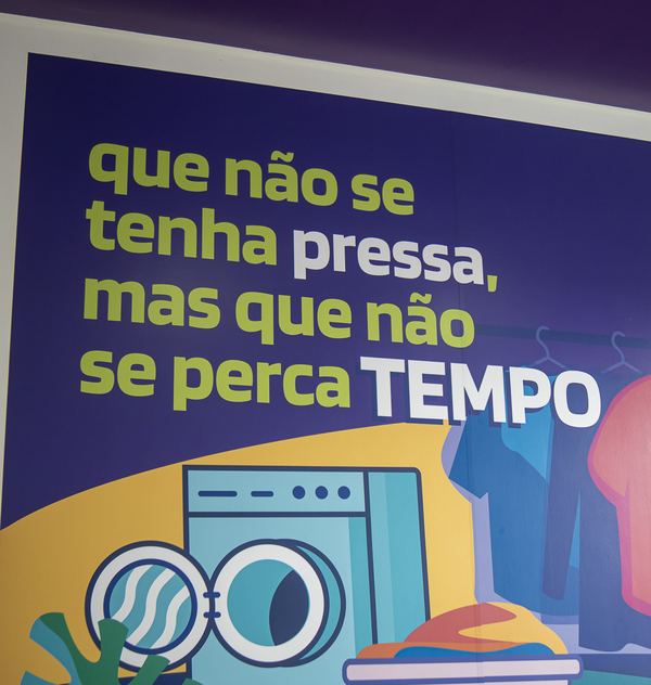 Painel na parede da Lavô com a frase: que não se tenha pressa, mas que não se perca tempo